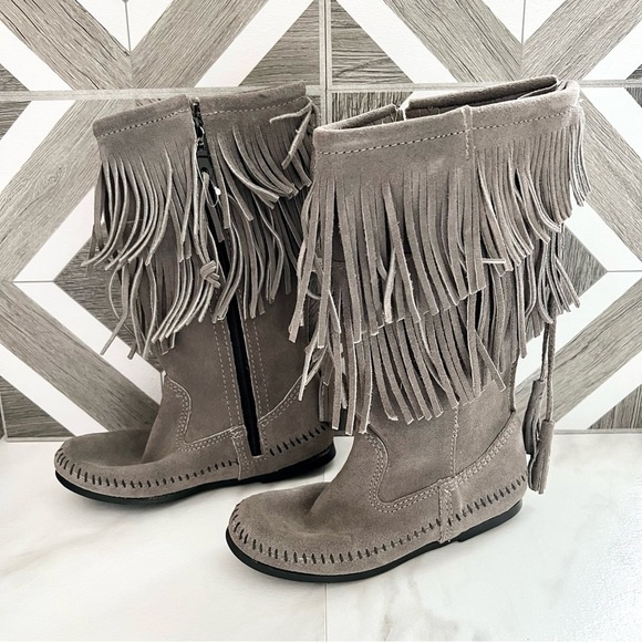 Minnetonka moccasin gray fringe boots size 5 - Picture 1 of 9